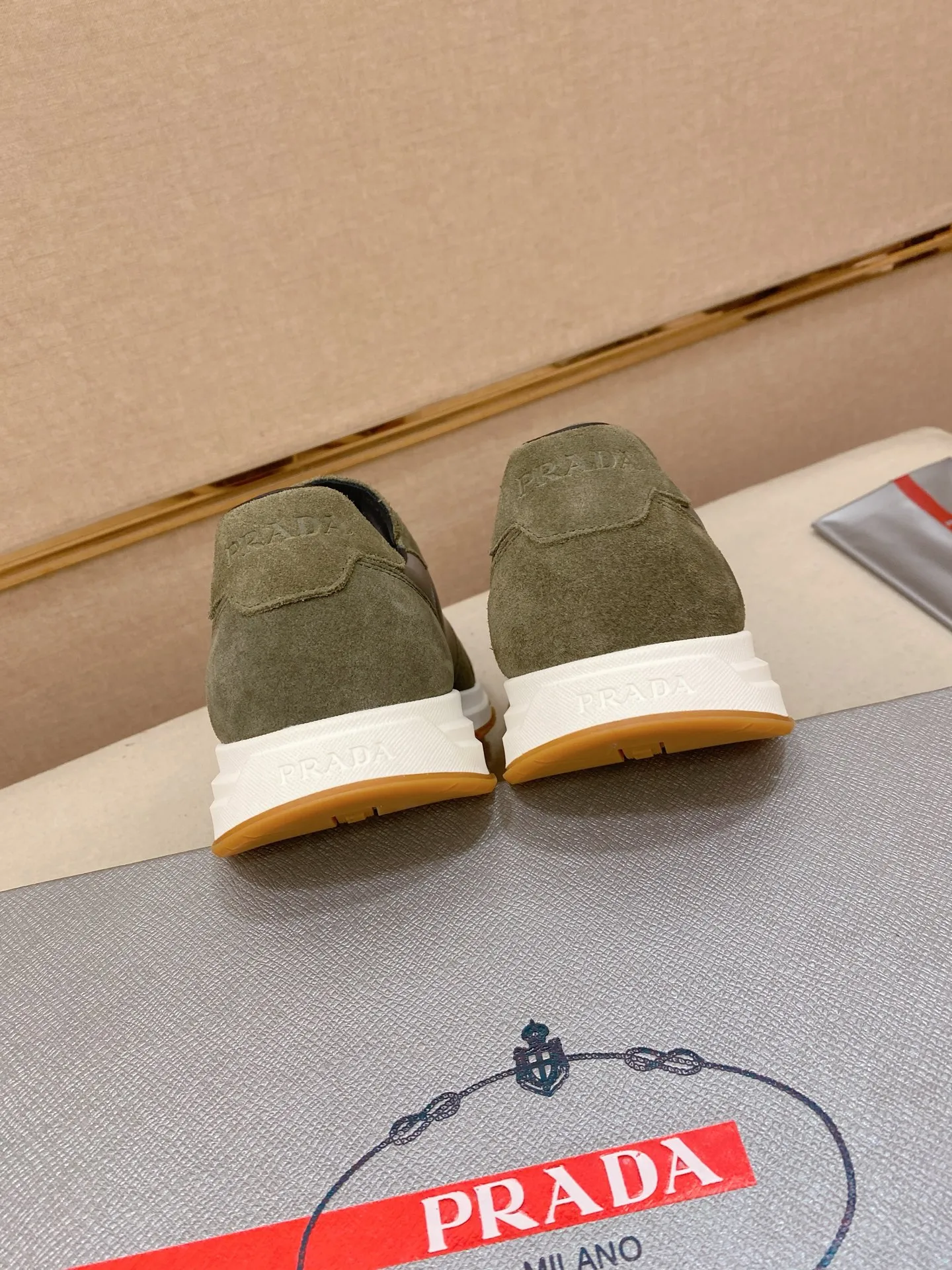 Men's Men's Shoes 💰 620💰 ✔️✔️✔️High version High-quality new PRADA (Prada) counters are launched simultaneously. The new men's shoes and 😘fabrics are selected from first-layer cowhide fabrics. Lining: Imported cowhide leather lining. 👍🏿High-end☄️Open-molded non-slip rubber outsole, exquisite lines, simple and elegant, comfortable and high-end for leisure travel. Code number: 38 to 45